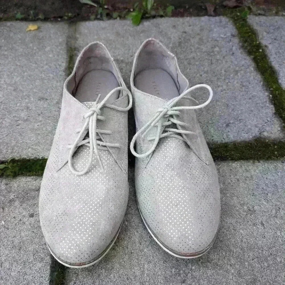 Kelly & Katie Shoes - Kelly and Katie tan and silver glitter loafers size 8